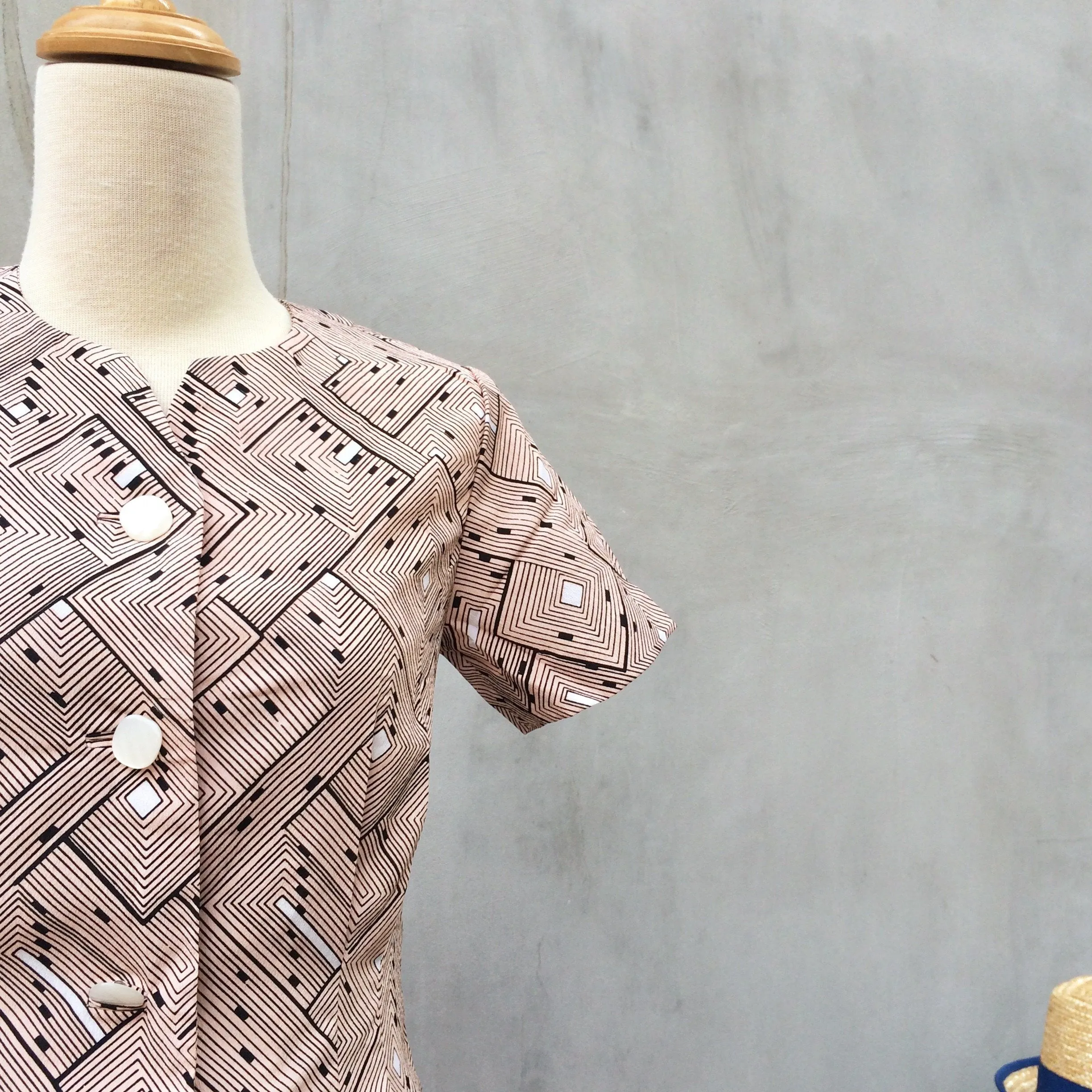 A Mazing Race | Vintage 1960s Geometric Op-art print Shift dress | Cute neckline