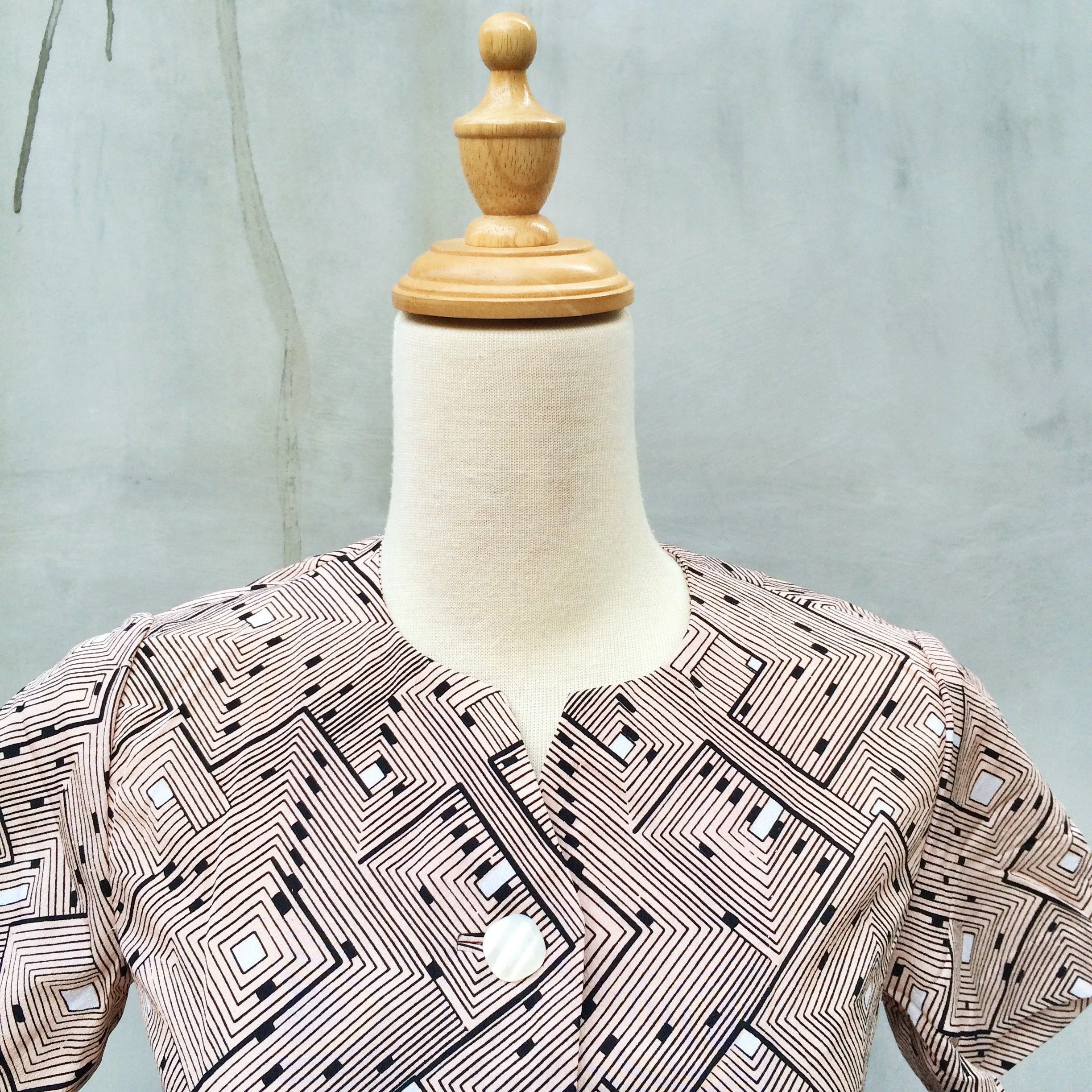 A Mazing Race | Vintage 1960s Geometric Op-art print Shift dress | Cute neckline