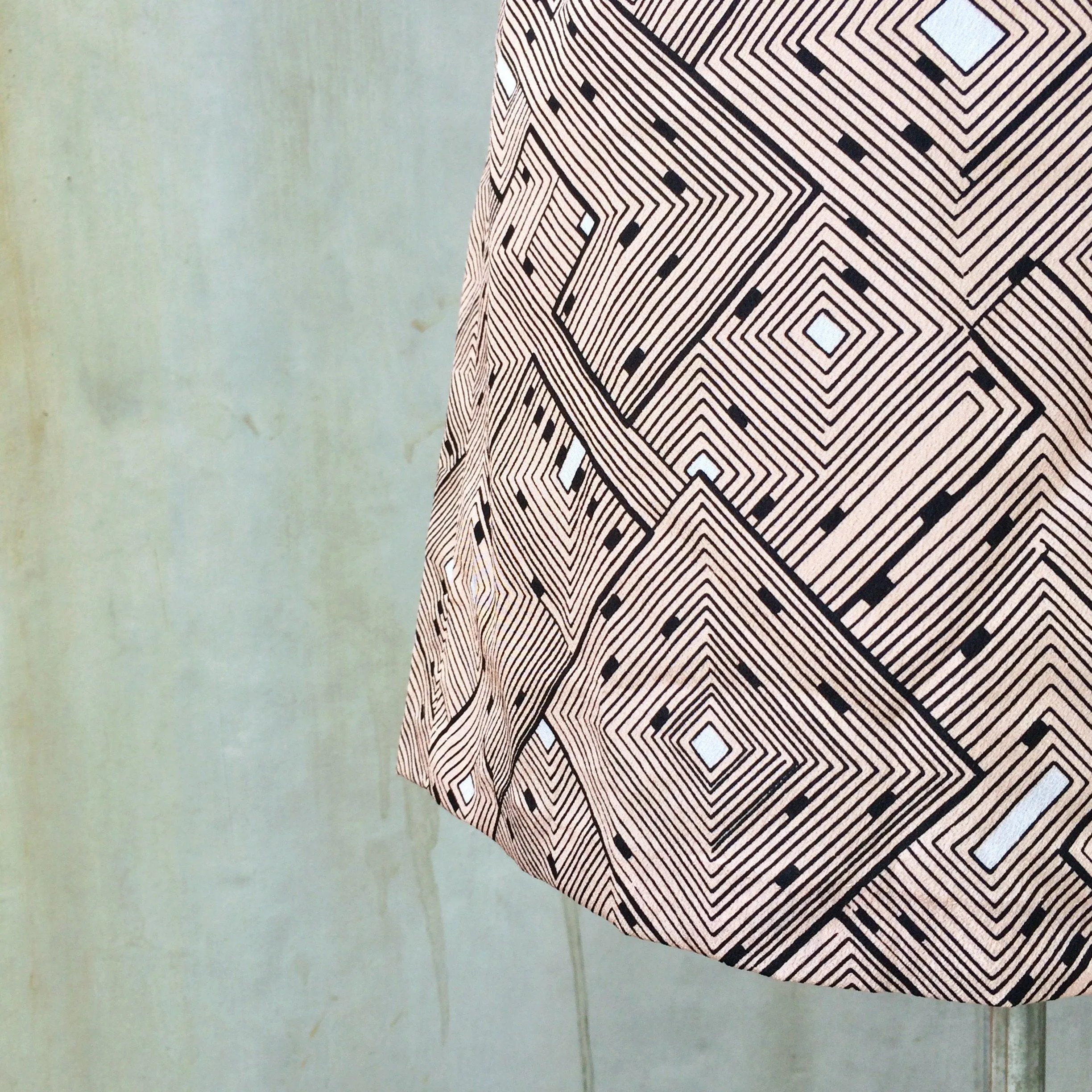 A Mazing Race | Vintage 1960s Geometric Op-art print Shift dress | Cute neckline