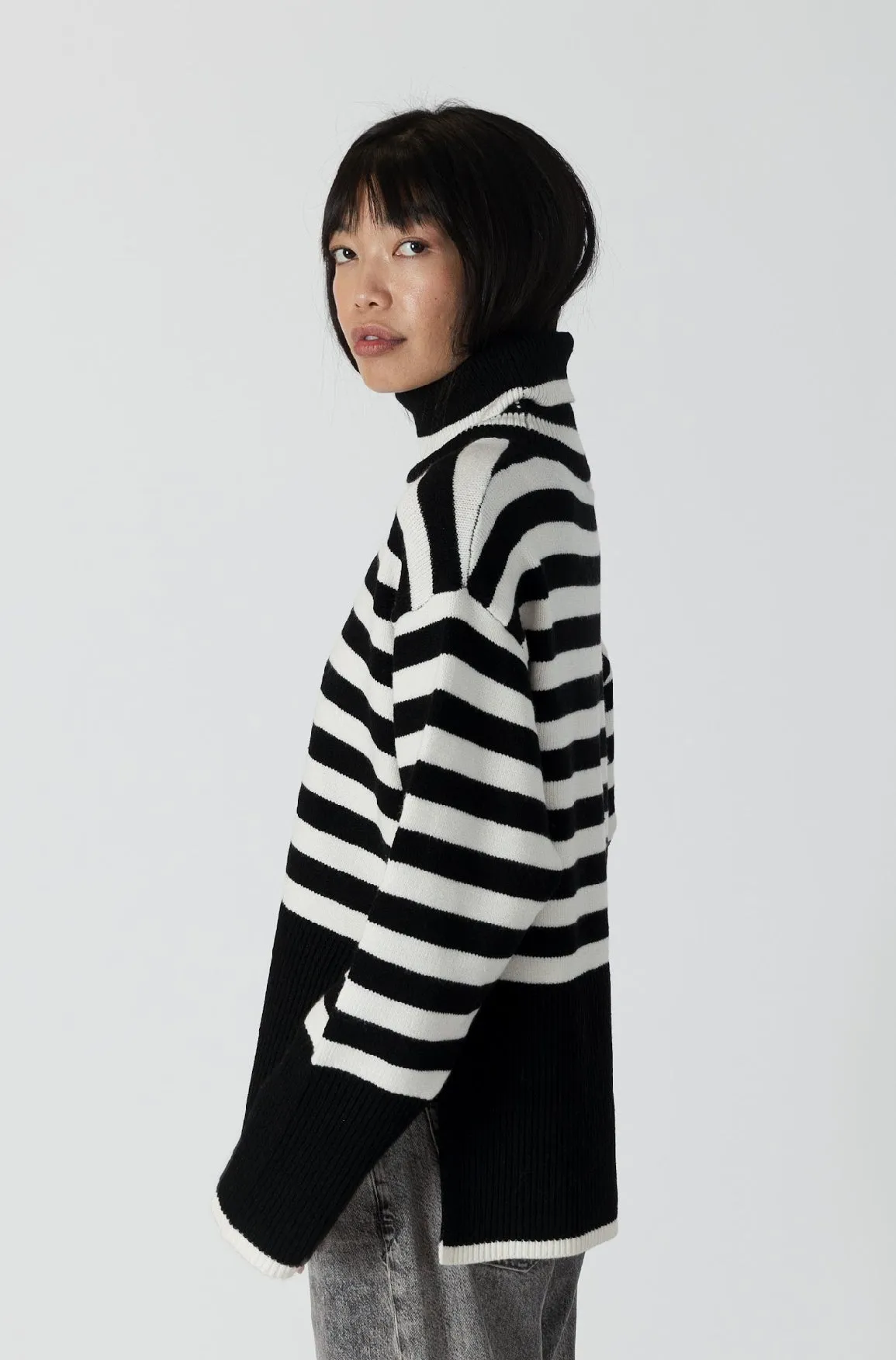 LYLA & LUXE- WOMEN’S BRONWYN SWEATER