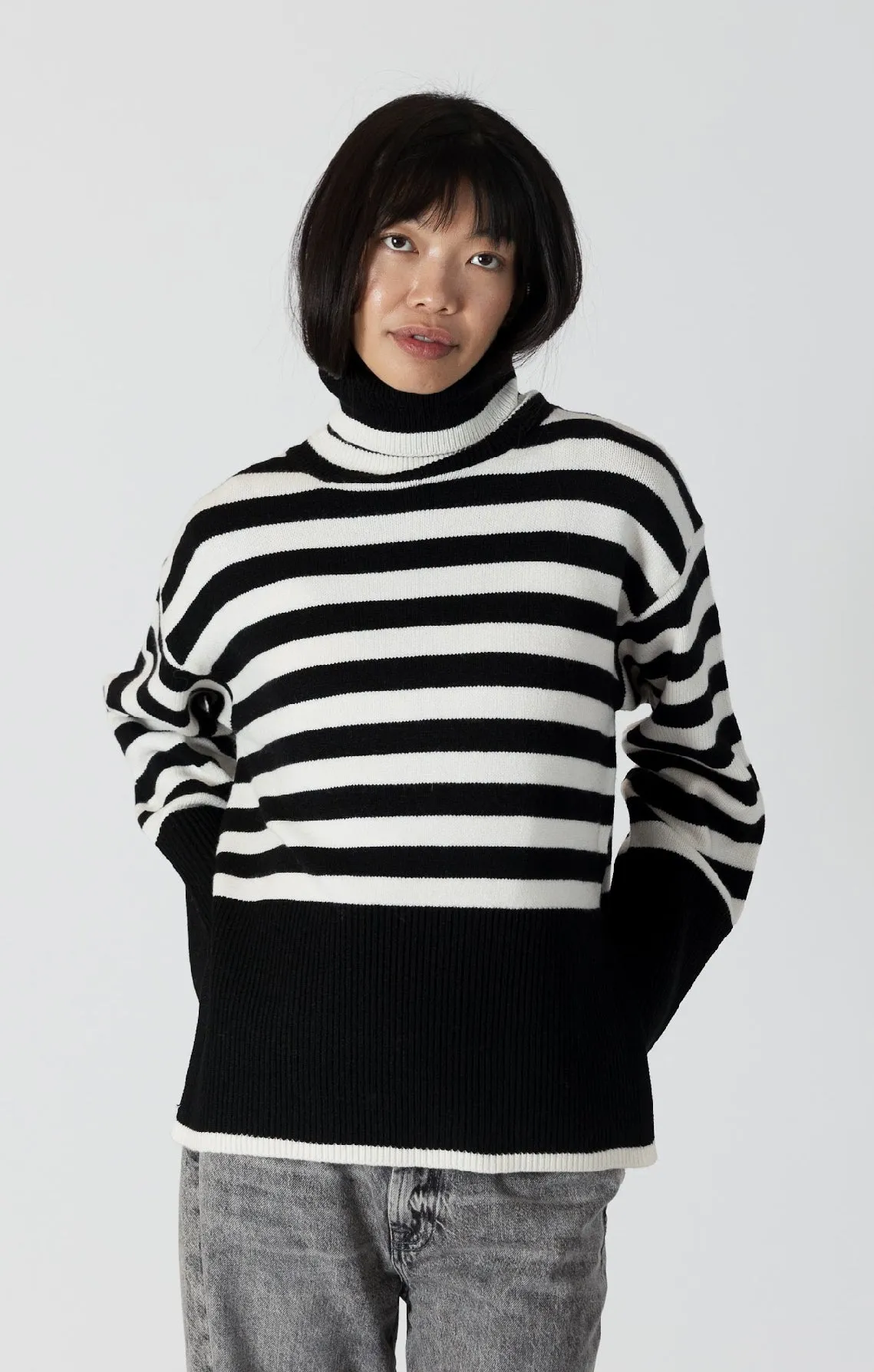 LYLA & LUXE- WOMEN’S BRONWYN SWEATER